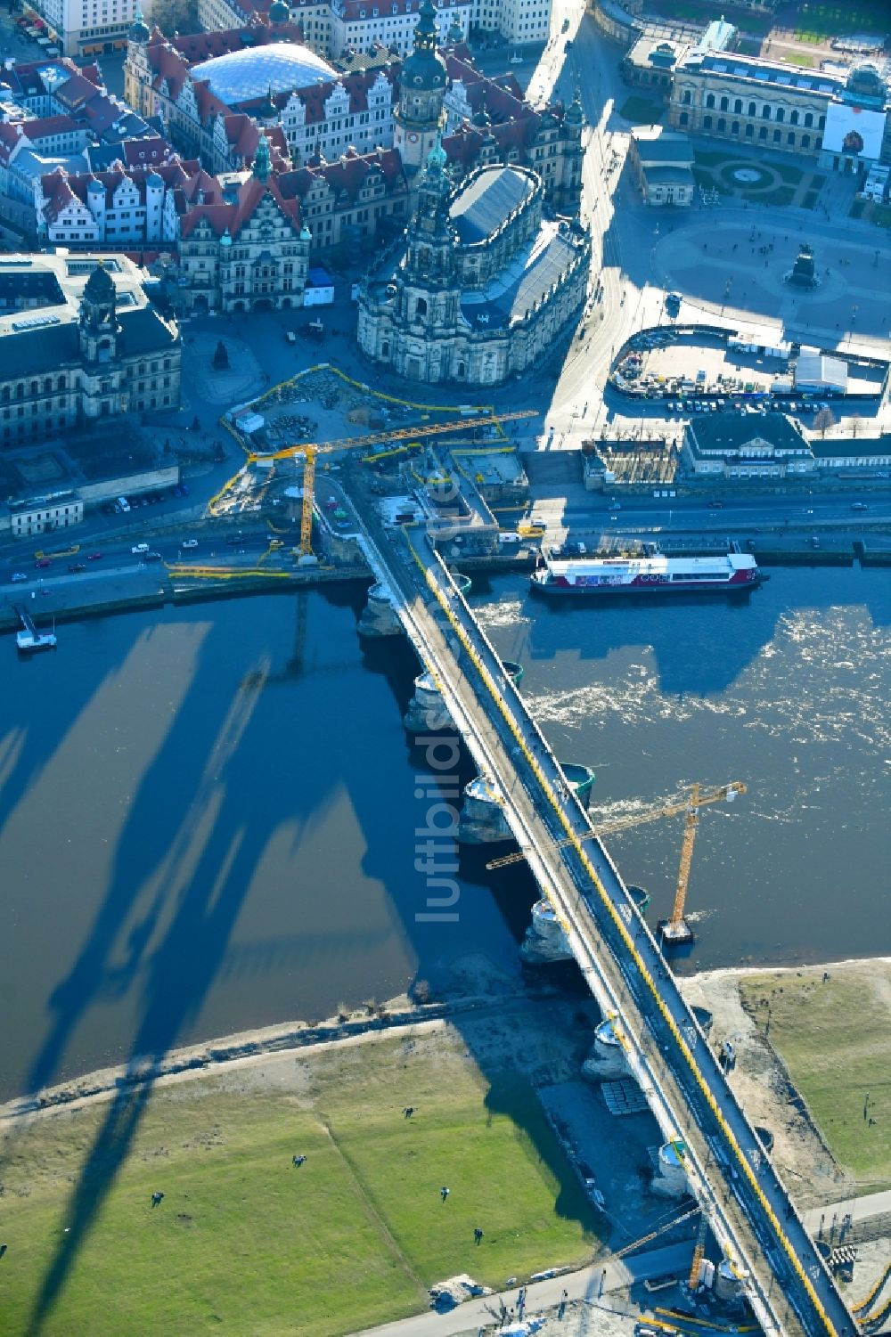 Luftbild Dresden - Baustelle zu Sanierungsarbeiten am Straßen- Brückenbauwerk Augustusbrücke in Dresden im Bundesland Sachsen, Deutschland