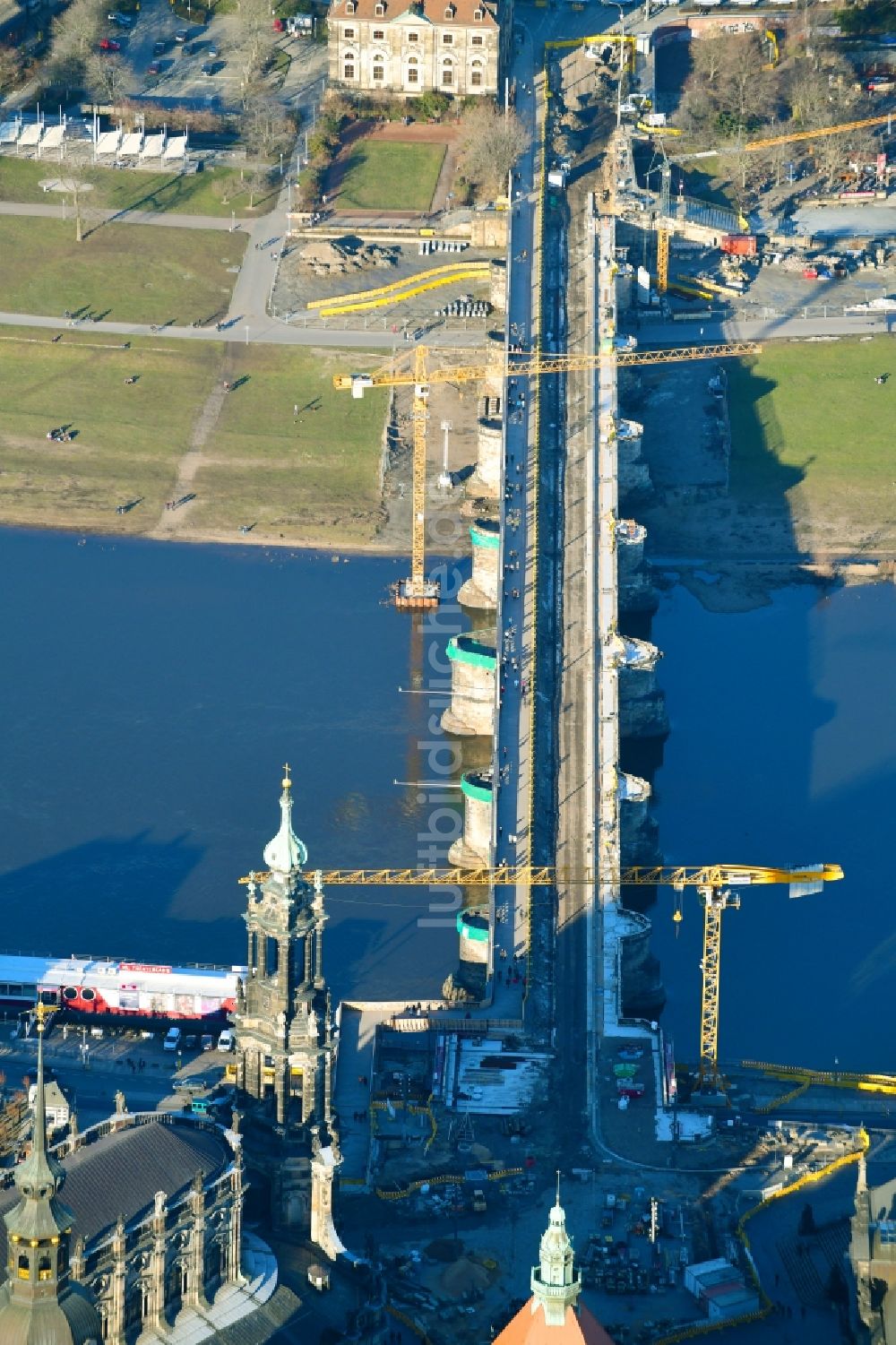 Dresden von oben - Baustelle zu Sanierungsarbeiten am Straßen- Brückenbauwerk Augustusbrücke in Dresden im Bundesland Sachsen, Deutschland
