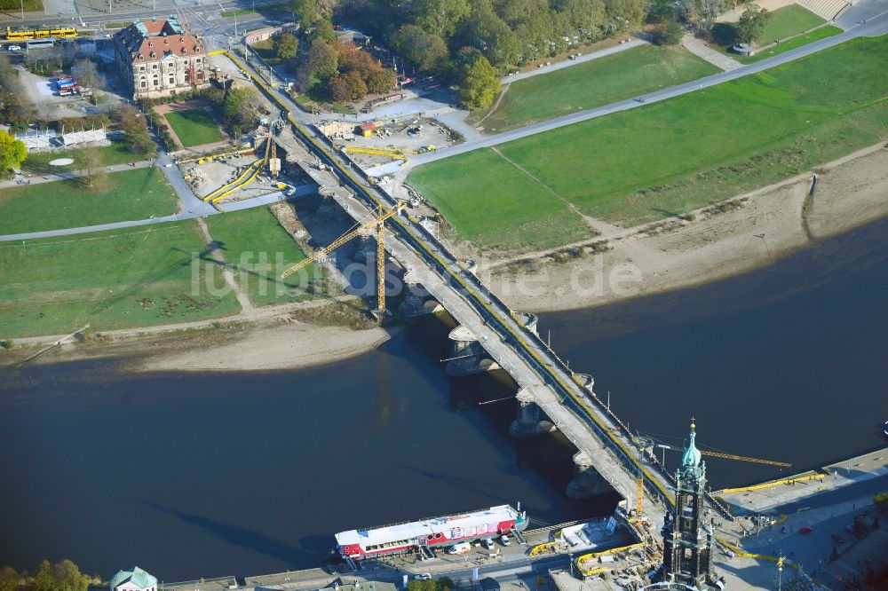 Luftaufnahme Dresden - Baustelle zu Sanierungsarbeiten am Straßen- Brückenbauwerk Augustusbrücke in Dresden im Bundesland Sachsen, Deutschland