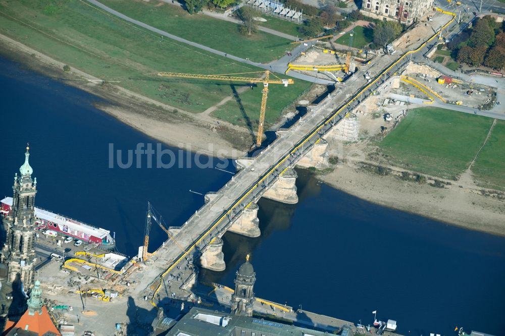 Luftaufnahme Dresden - Baustelle zu Sanierungsarbeiten am Straßen- Brückenbauwerk Augustusbrücke in Dresden im Bundesland Sachsen, Deutschland