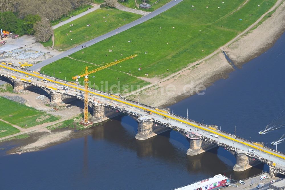 Dresden von oben - Baustelle zu Sanierungsarbeiten am Straßen- Brückenbauwerk Augustusbrücke in Dresden im Bundesland Sachsen, Deutschland