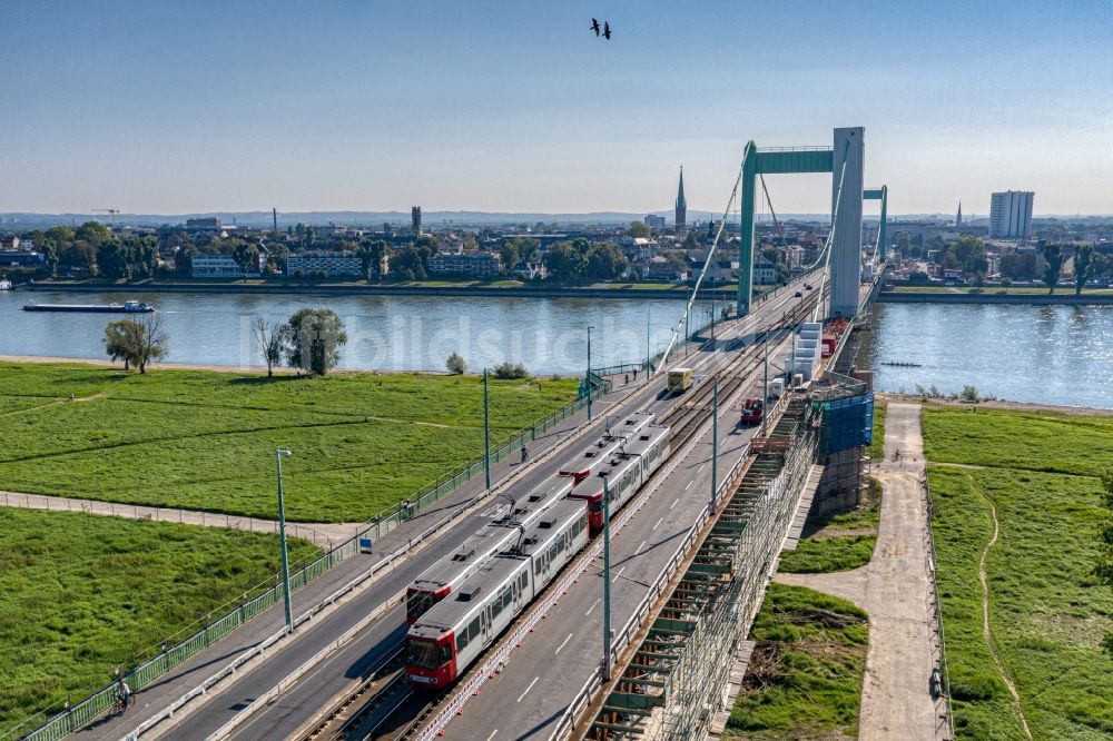 Köln aus der Vogelperspektive: Baustelle zu Sanierungsarbeiten am Straßen- Brückenbauwerk Mülheimer Brücke in Köln im Bundesland Nordrhein-Westfalen, Deutschland