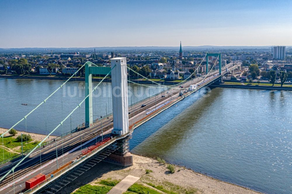 Luftbild Köln - Baustelle zu Sanierungsarbeiten am Straßen- Brückenbauwerk Mülheimer Brücke in Köln im Bundesland Nordrhein-Westfalen, Deutschland