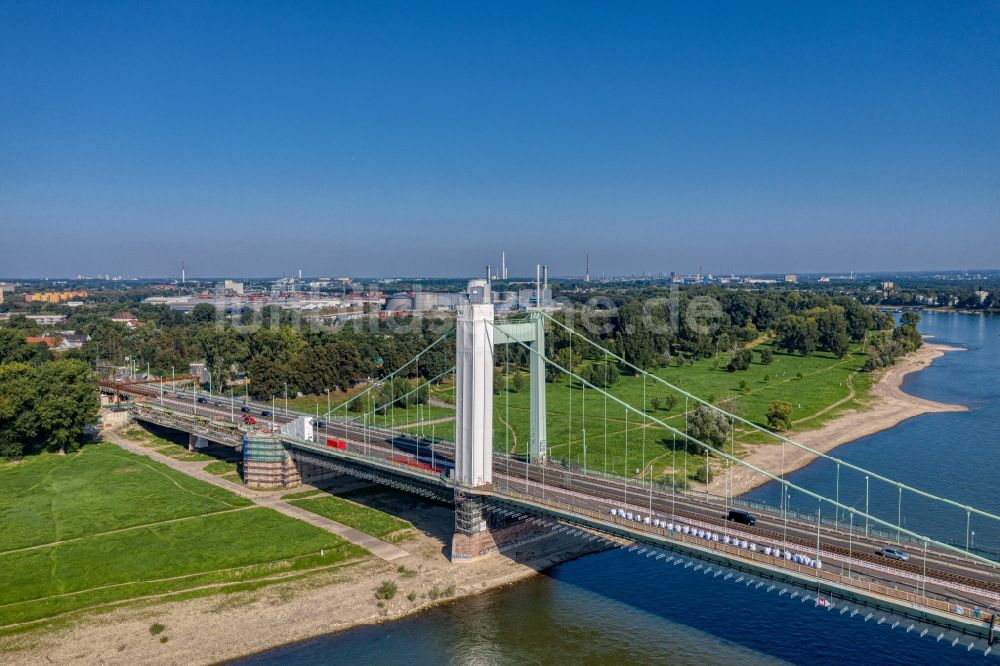 Köln von oben - Baustelle zu Sanierungsarbeiten am Straßen- Brückenbauwerk Mülheimer Brücke in Köln im Bundesland Nordrhein-Westfalen, Deutschland