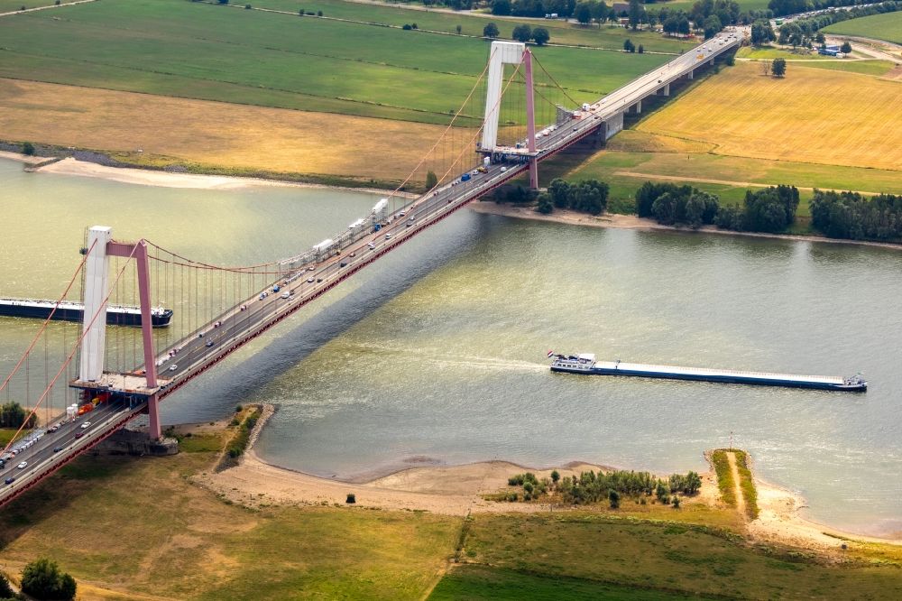 Luftaufnahme Emmerich am Rhein - Baustelle zu Sanierungsarbeiten am Straßen- Brückenbauwerk der Rheinbrücke in Emmerich am Rhein im Bundesland Nordrhein-Westfalen, Deutschland