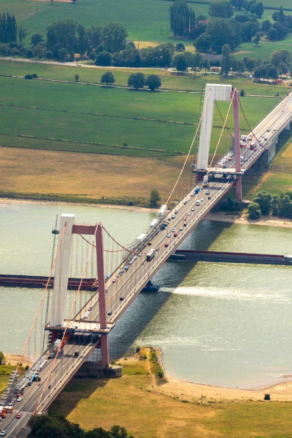 Luftbild Emmerich am Rhein - Baustelle zu Sanierungsarbeiten am Straßen- Brückenbauwerk der Rheinbrücke in Emmerich am Rhein im Bundesland Nordrhein-Westfalen, Deutschland