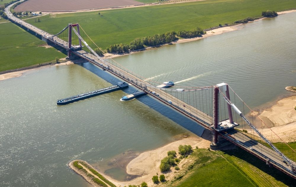 Emmerich am Rhein von oben - Baustelle zu Sanierungsarbeiten am Straßen- Brückenbauwerk der Rheinbrücke in Emmerich am Rhein im Bundesland Nordrhein-Westfalen, Deutschland