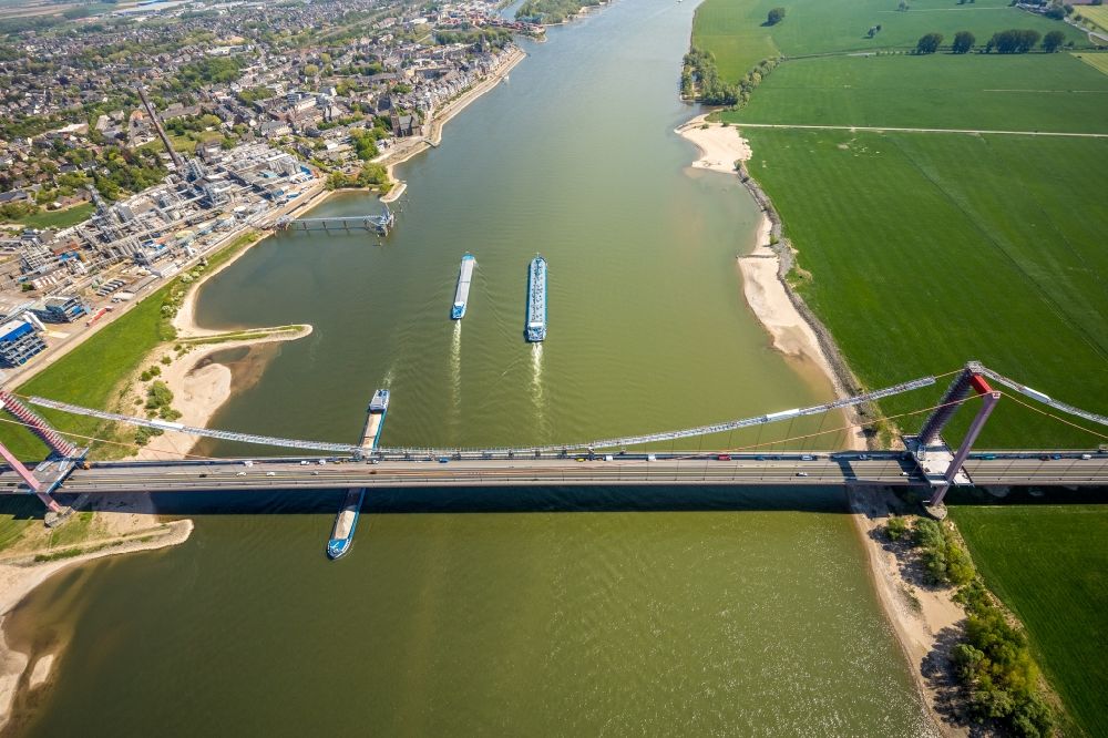 Emmerich am Rhein von oben - Baustelle zu Sanierungsarbeiten am Straßen- Brückenbauwerk der Rheinbrücke in Emmerich am Rhein im Bundesland Nordrhein-Westfalen, Deutschland