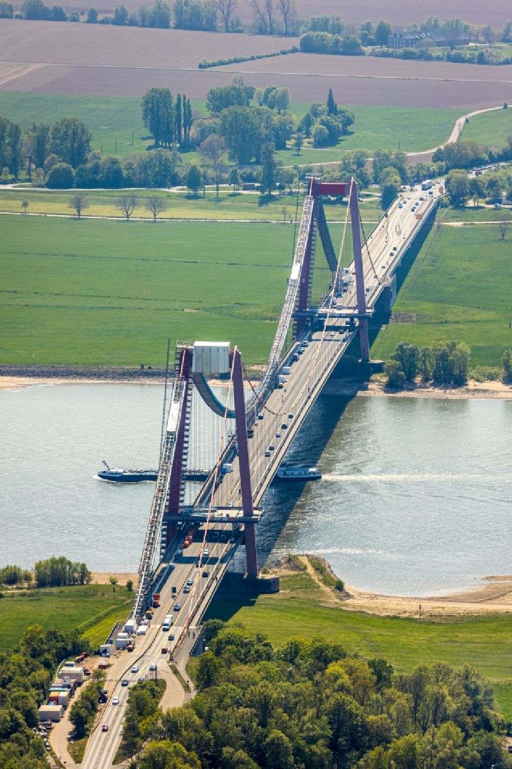 Luftaufnahme Emmerich am Rhein - Baustelle zu Sanierungsarbeiten am Straßen- Brückenbauwerk der Rheinbrücke in Emmerich am Rhein im Bundesland Nordrhein-Westfalen, Deutschland