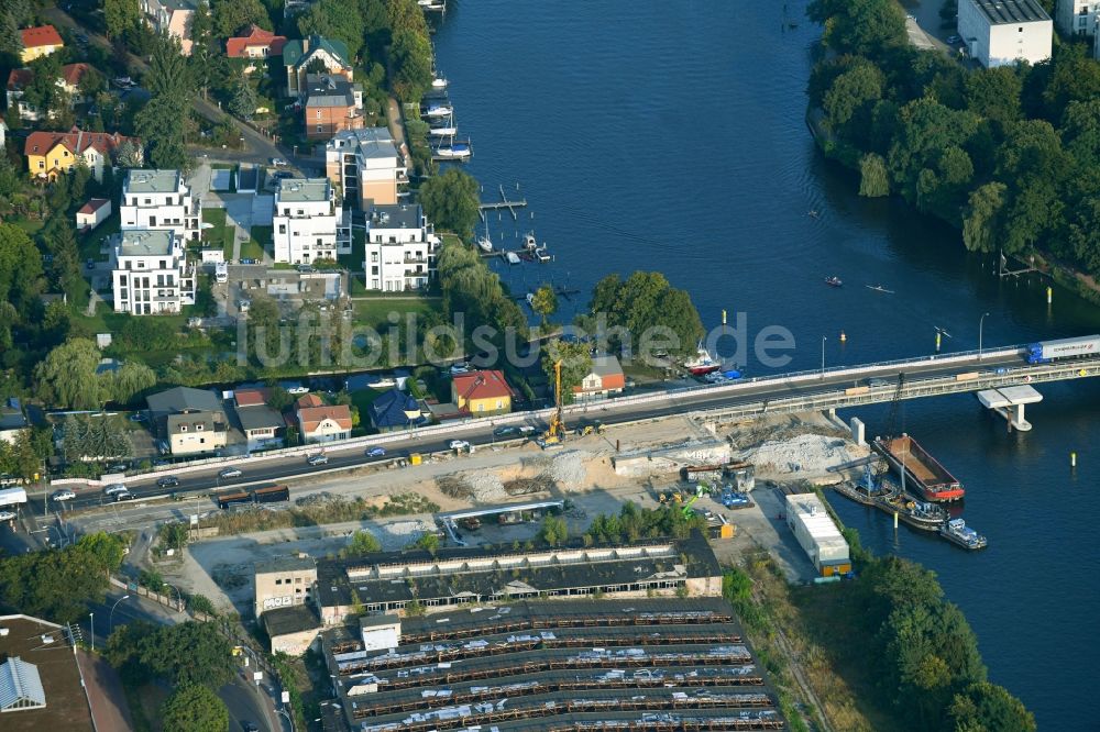 Luftaufnahme Berlin - Baustelle zu Sanierungsarbeiten am Straßen- Brückenbauwerk der Salvador-Allende-Brücke im Ortsteil Köpenick in Berlin, Deutschland