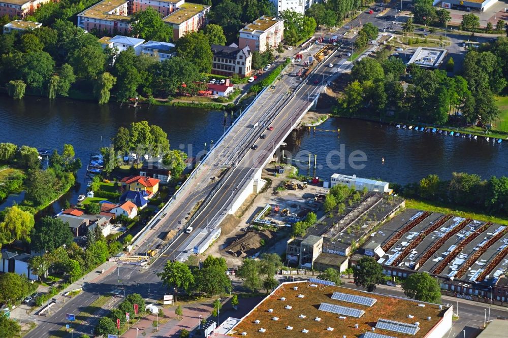 Luftbild Berlin - Baustelle zu Sanierungsarbeiten am Straßen- Brückenbauwerk der Salvador-Allende-Brücke im Ortsteil Köpenick in Berlin, Deutschland