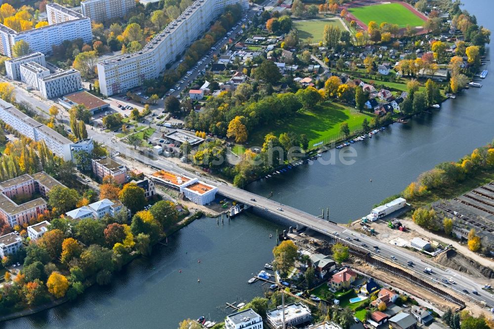 Luftbild Berlin - Baustelle zu Sanierungsarbeiten am Straßen- Brückenbauwerk der Salvador-Allende-Brücke im Ortsteil Köpenick in Berlin, Deutschland