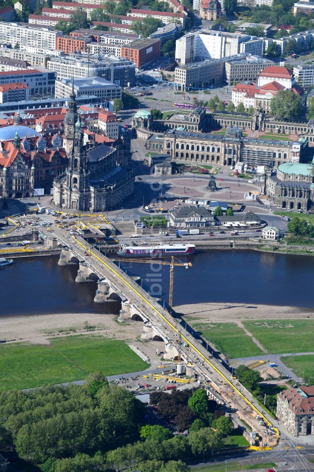 Dresden aus der Vogelperspektive: Baustelle zu Sanierungsarbeiten am Straßen- Brückenbauwerk Augustusbrücke in Dresden im Bundesland Sachsen, Deutschland