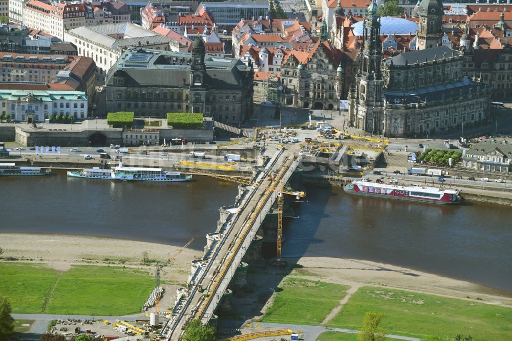 Dresden aus der Vogelperspektive: Baustelle zu Sanierungsarbeiten am Straßen- Brückenbauwerk Augustusbrücke in Dresden im Bundesland Sachsen, Deutschland