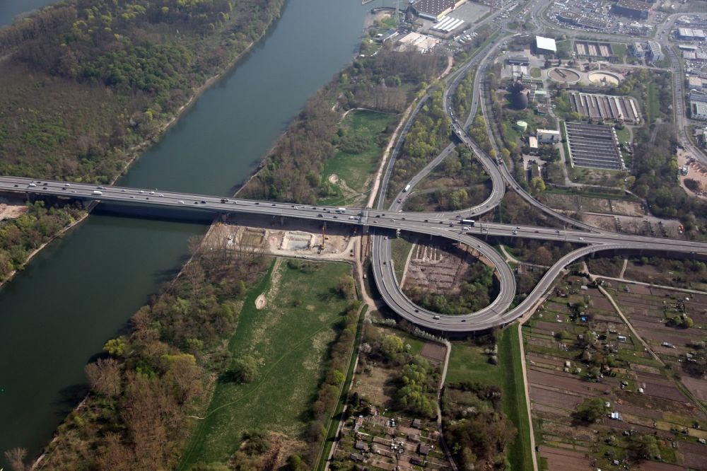 Mainz Mombach aus der Vogelperspektive: Baustelle der Schiersteiner Brücke von Mainz nach Wiesbaden