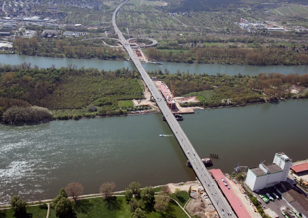 Luftbild Wiesbaden - Baustelle der Schiersteiner Brücke zwischen Mainz-Mombach in Rheinland-Pfalz und Wiesbaden-Schierstein in Hessen