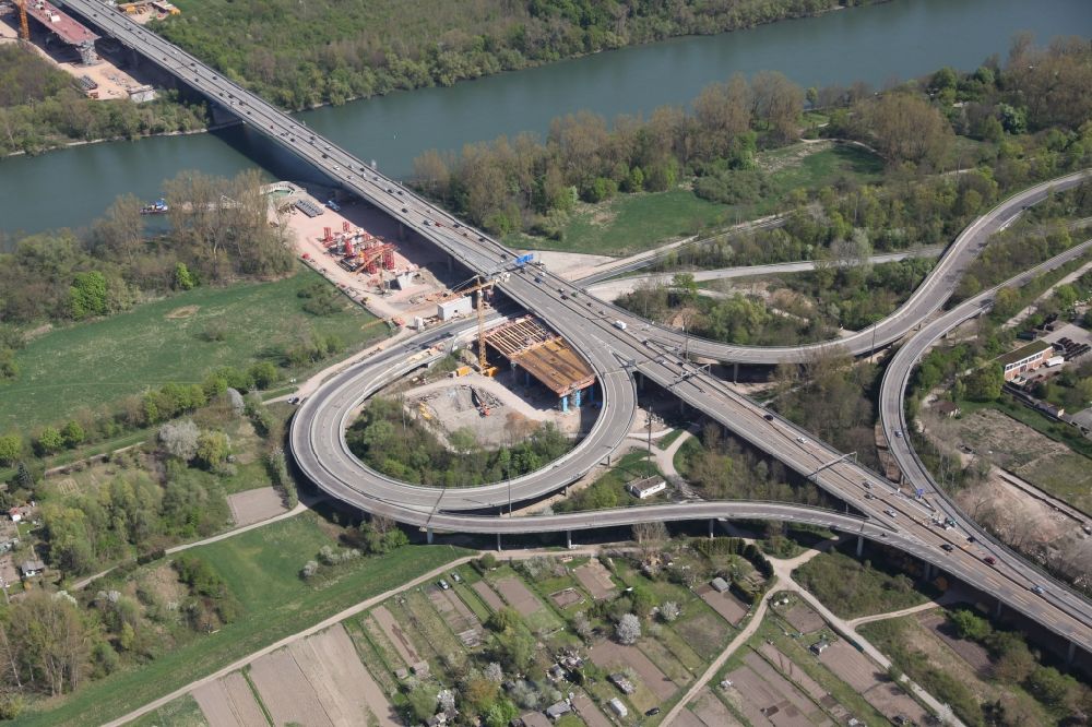 Mainz von oben - Baustelle der Schiersteiner Brücke zwischen Mainz-Mombach in Rheinland-Pfalz und Wiesbaden-Schierstein in Hessen