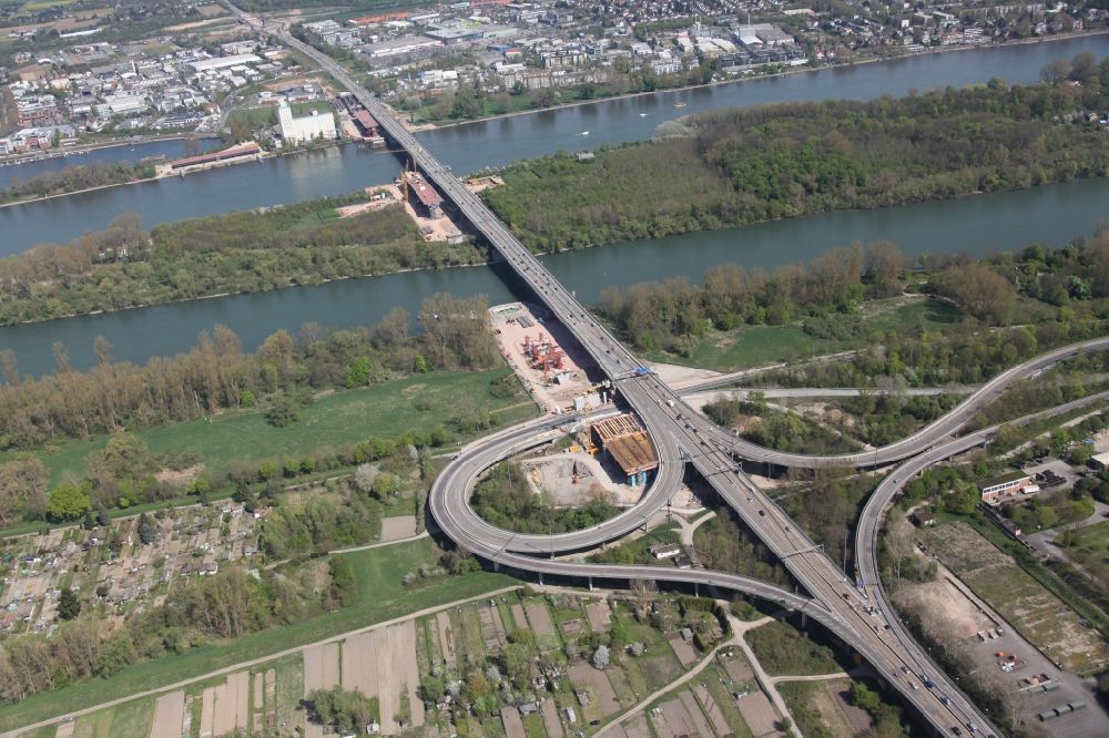 Mainz aus der Vogelperspektive: Baustelle der Schiersteiner Brücke zwischen Mainz-Mombach in Rheinland-Pfalz und Wiesbaden-Schierstein in Hessen