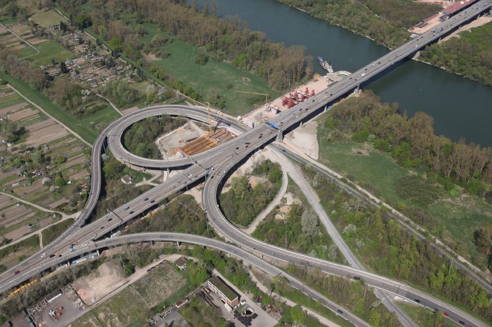 Luftbild Mainz - Baustelle der Schiersteiner Brücke zwischen Mainz-Mombach in Rheinland-Pfalz und Wiesbaden-Schierstein in Hessen