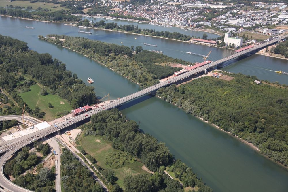 Luftaufnahme Mainz - Baustelle der Schiersteiner Brücke zwischen Mainz-Mombach in Rheinland-Pfalz und Wiesbaden-Schierstein in Hessen
