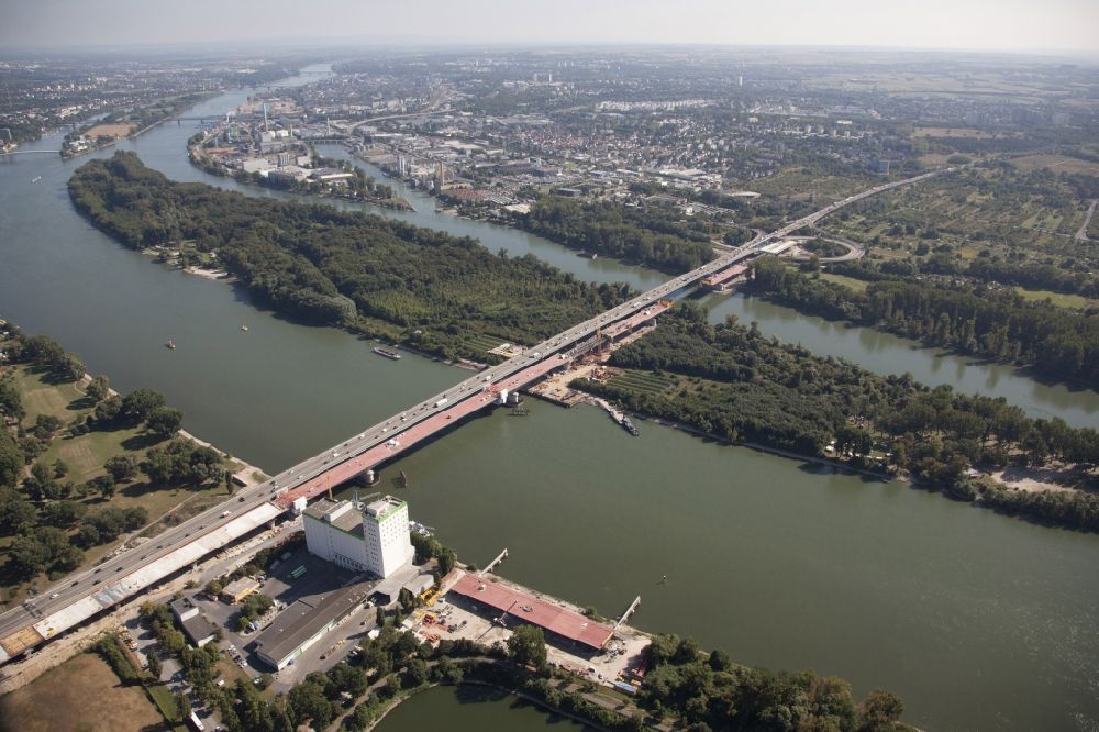 Luftaufnahme Wiesbaden - Baustelle der Schiersteiner Brücke zwischen Mainz-Mombach in Rheinland-Pfalz und Wiesbaden-Schierstein in Hessen