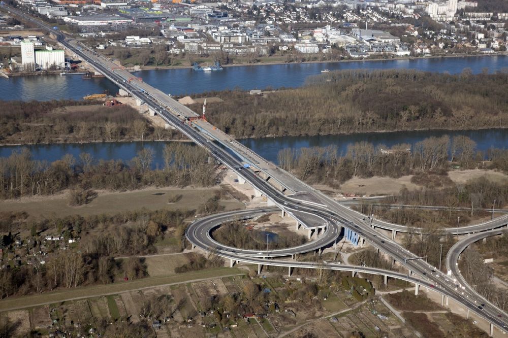 Luftaufnahme Mainz - Baustelle der Schiersteiner Brücke zwischen Mainz-Mombach in Rheinland-Pfalz und Wiesbaden-Schierstein in Hessen