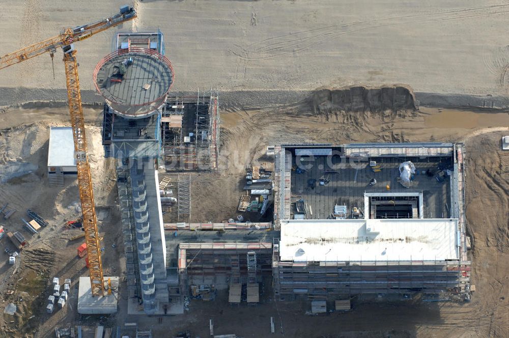 Schönefeld aus der Vogelperspektive: Baustelle Tower auf der Großbaustelle BBI (SXF) Flughafen Berlin - Schönefeld