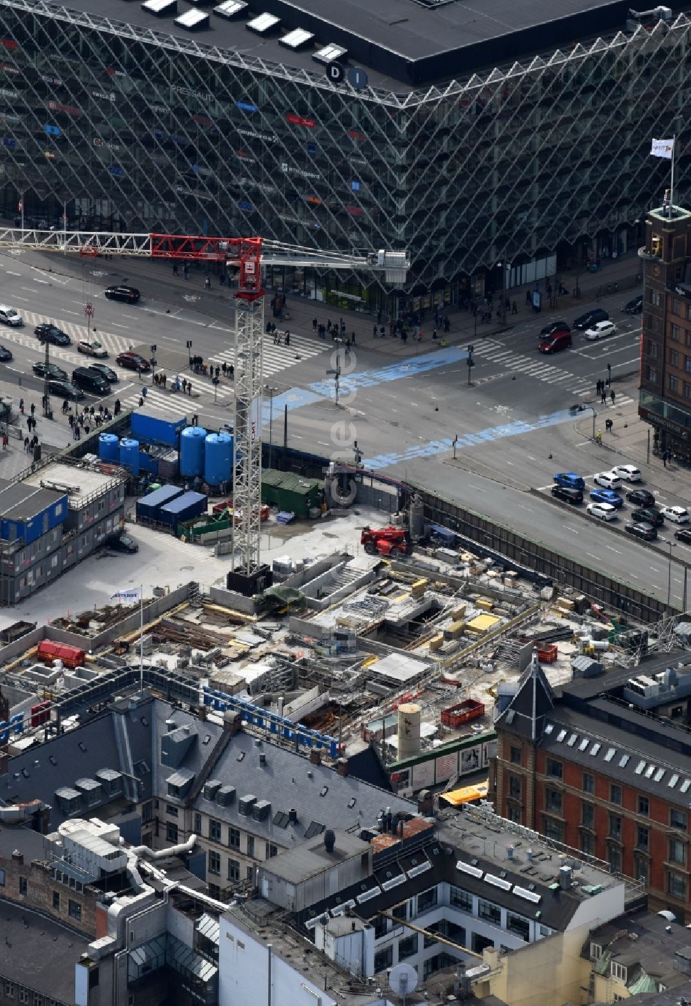 Luftaufnahme Kopenhagen - Baustelle mit Tunnelführungsarbeiten für die Streckenführung und den Verlauf der Metro - Untergrund Bahn am Radhuspladsen in Kopenhagen in Dänemark