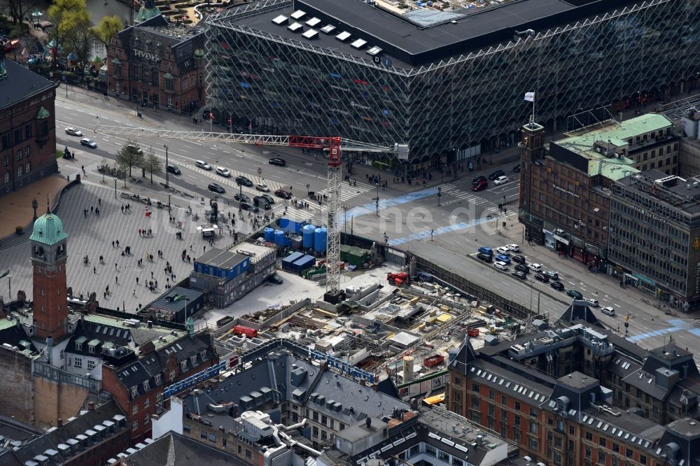 Kopenhagen von oben - Baustelle mit Tunnelführungsarbeiten für die Streckenführung und den Verlauf der Metro - Untergrund Bahn am Radhuspladsen in Kopenhagen in Dänemark