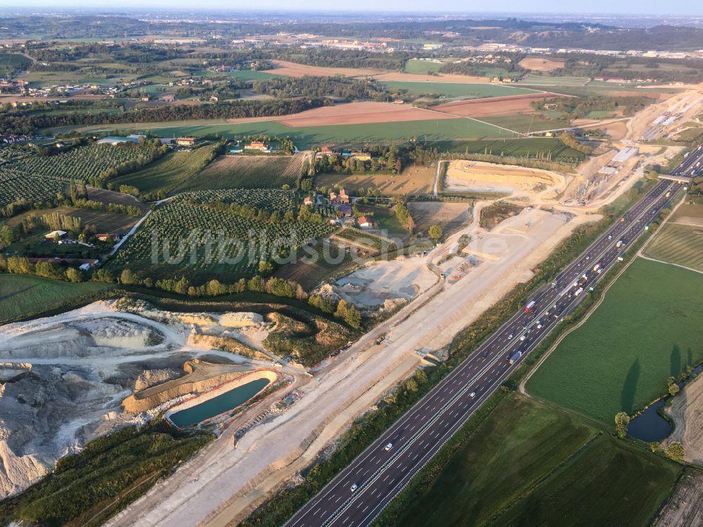 Luftbild Rivoltella - Baustelle mit Tunnelführungsarbeiten für die Streckenführung und den Verlauf der Schnellbahn parallel zur A4 in Rivoltella in der Lombardei -Lombardia, Italien