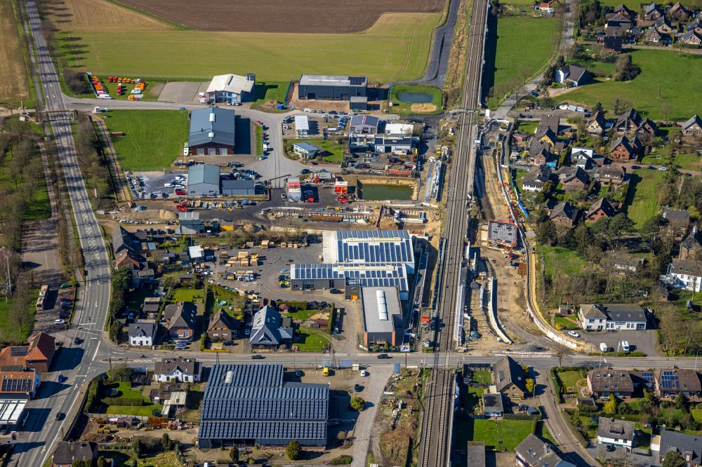 Luftbild Rees - Baustelle mit Tunnelführungsarbeiten für die Streckenführung und den Verlauf eines Unterführungs- Tunnels in Rees im Bundesland Nordrhein-Westfalen, Deutschland