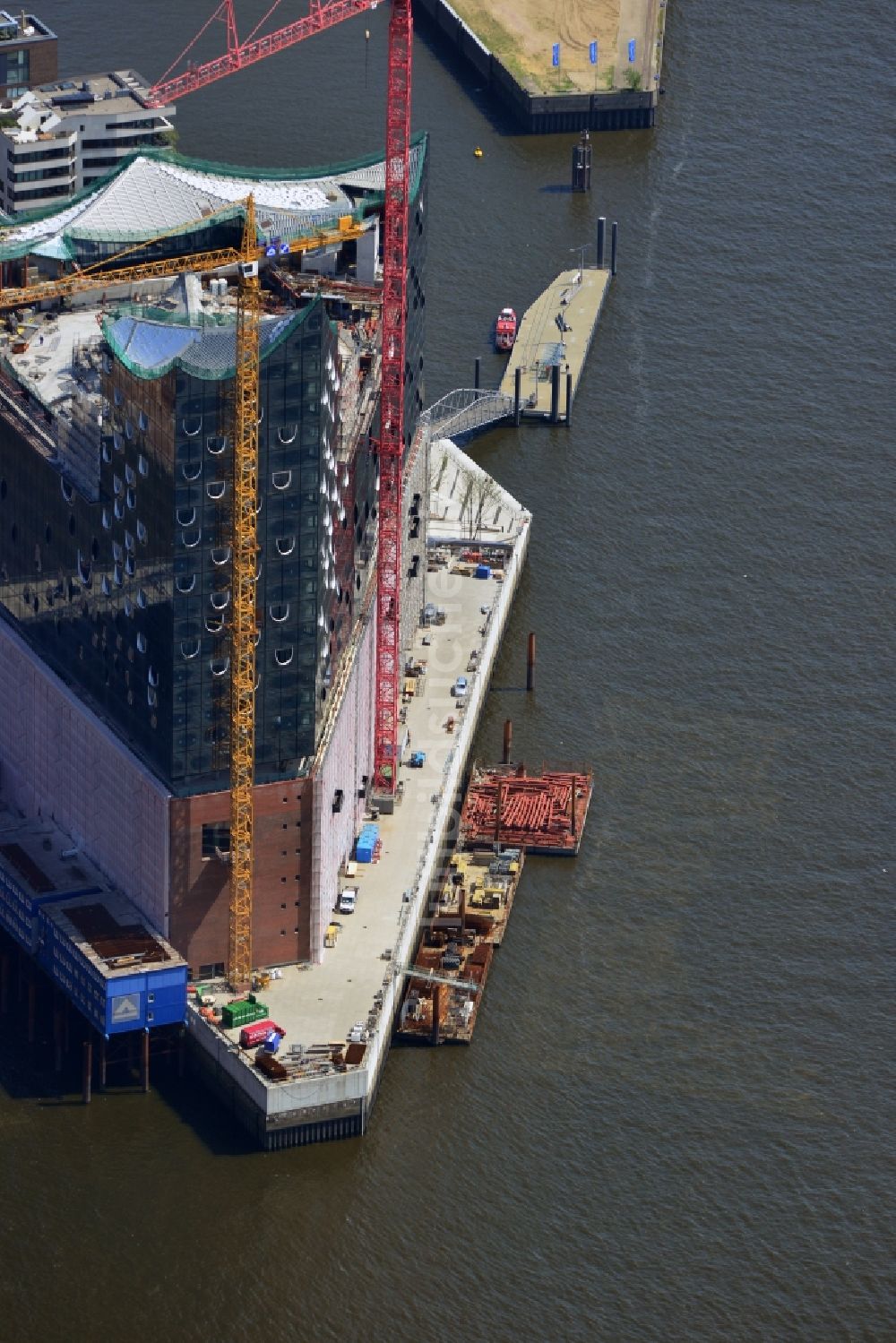 Luftbild Hamburg - Baustelle der umstrittenen Elbphilharmonie auf dem Kaispeicher A in der HafenCity von Hamburg
