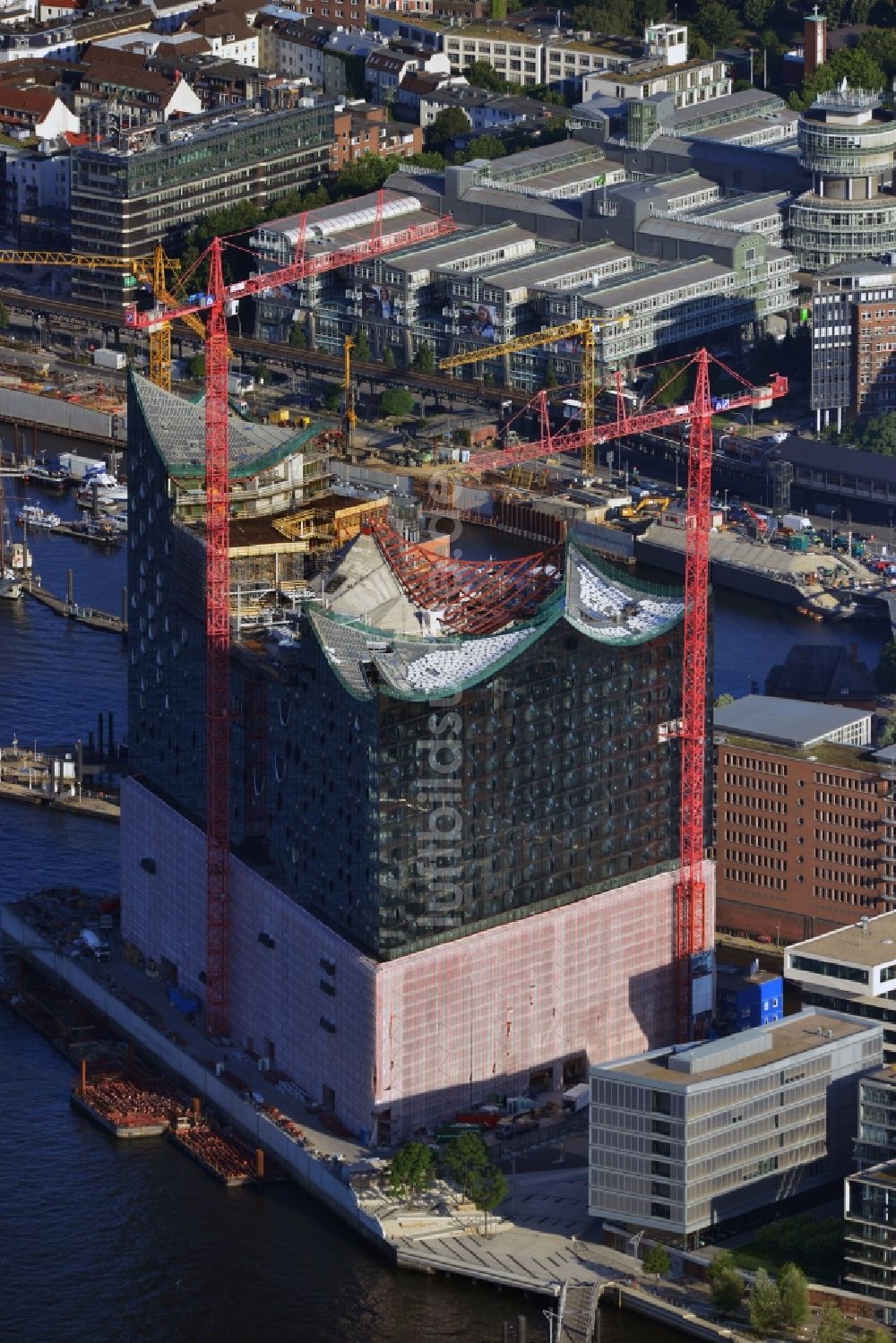 Hamburg aus der Vogelperspektive: Baustelle der umstrittenen Elbphilharmonie auf dem Kaispeicher A in der HafenCity von Hamburg