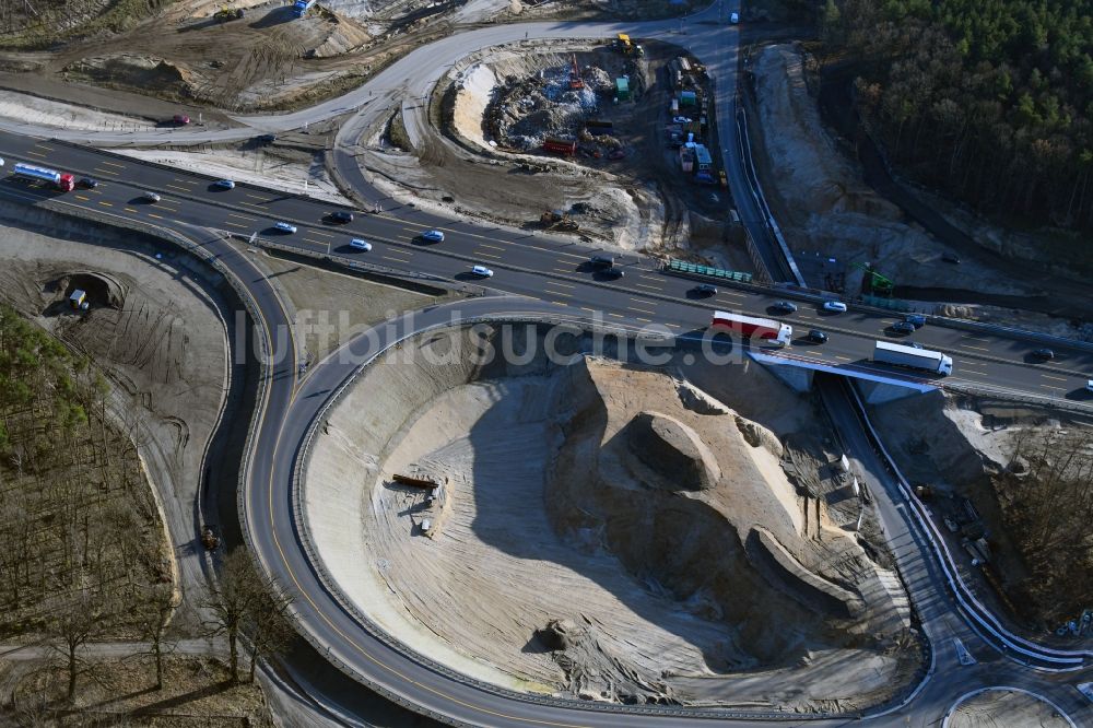 Luftbild Ferch - Baustelle an der Verkehrsführung an der Autobahnabfahrt der BAB A10 in Ferch im Bundesland Brandenburg, Deutschland