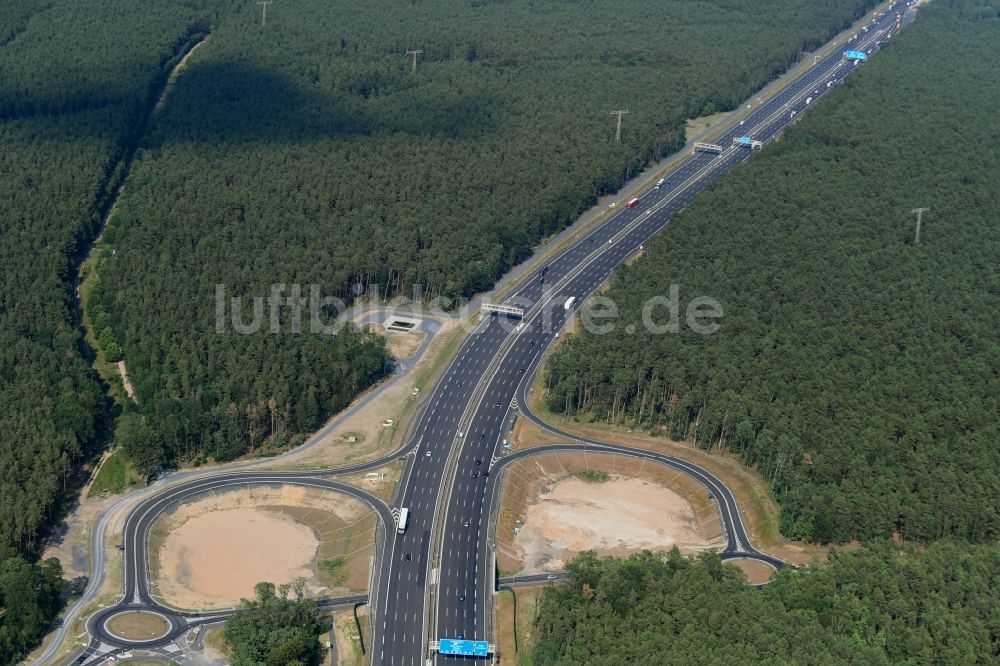 Ferch von oben - Baustelle an der Verkehrsführung an der Autobahnabfahrt der BAB A10 in Ferch im Bundesland Brandenburg, Deutschland