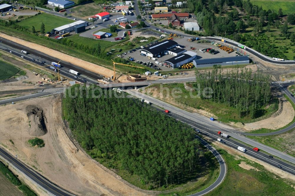 Fehrbellin von oben - Baustelle an der Verkehrsführung an der Autobahnabfahrt der BAB A24 im Ortsteil Tarmow in Fehrbellin im Bundesland Brandenburg, Deutschland