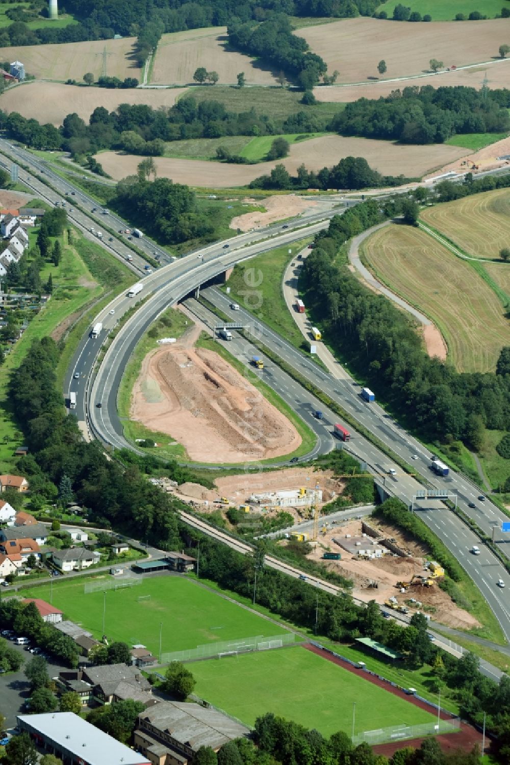 Kirchheim von oben - Baustelle an der Verkehrsführung am Autobahndreieck der BAB A7 in Kirchheim im Bundesland Hessen, Deutschland