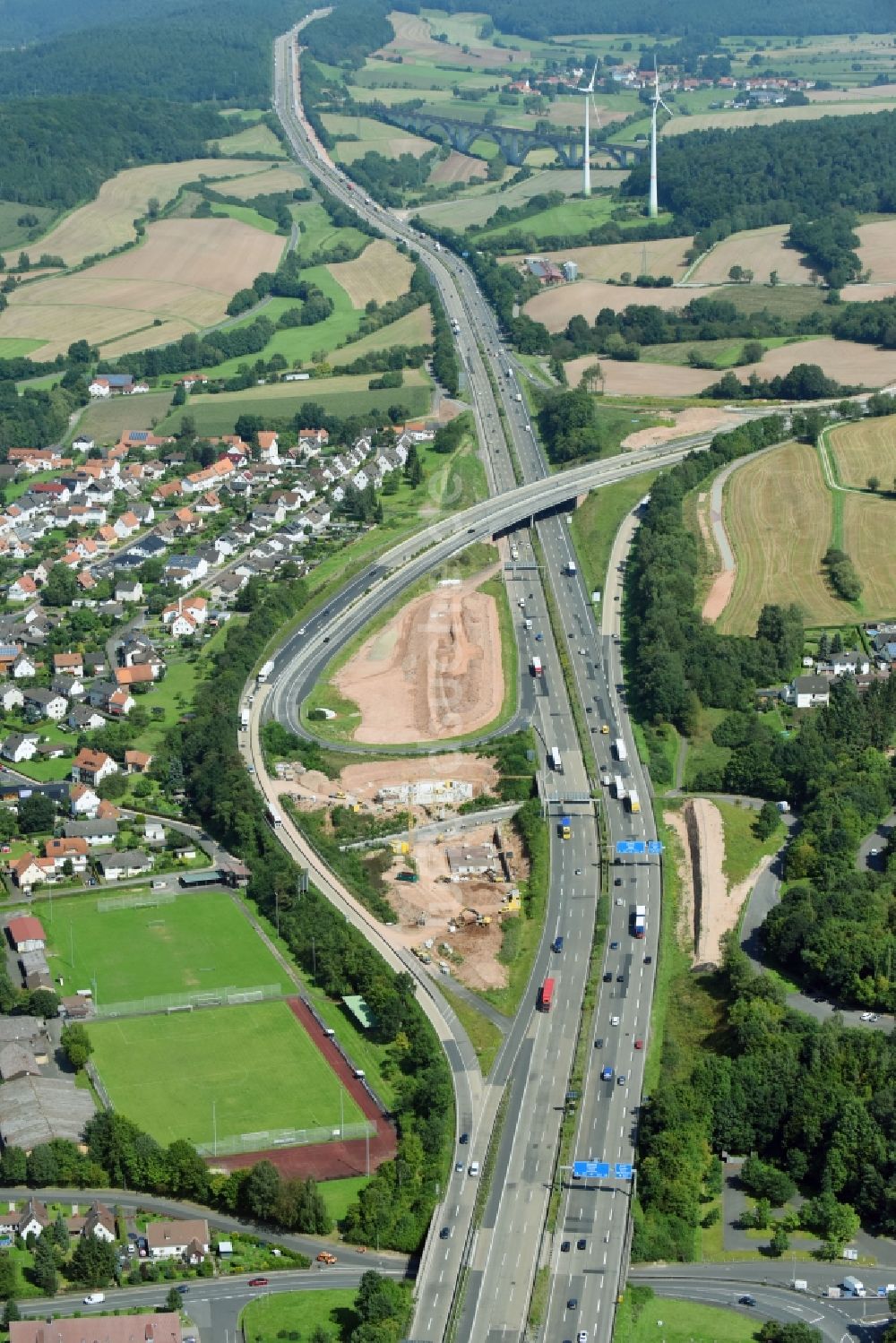 Kirchheim aus der Vogelperspektive: Baustelle an der Verkehrsführung am Autobahndreieck der BAB A7 in Kirchheim im Bundesland Hessen, Deutschland