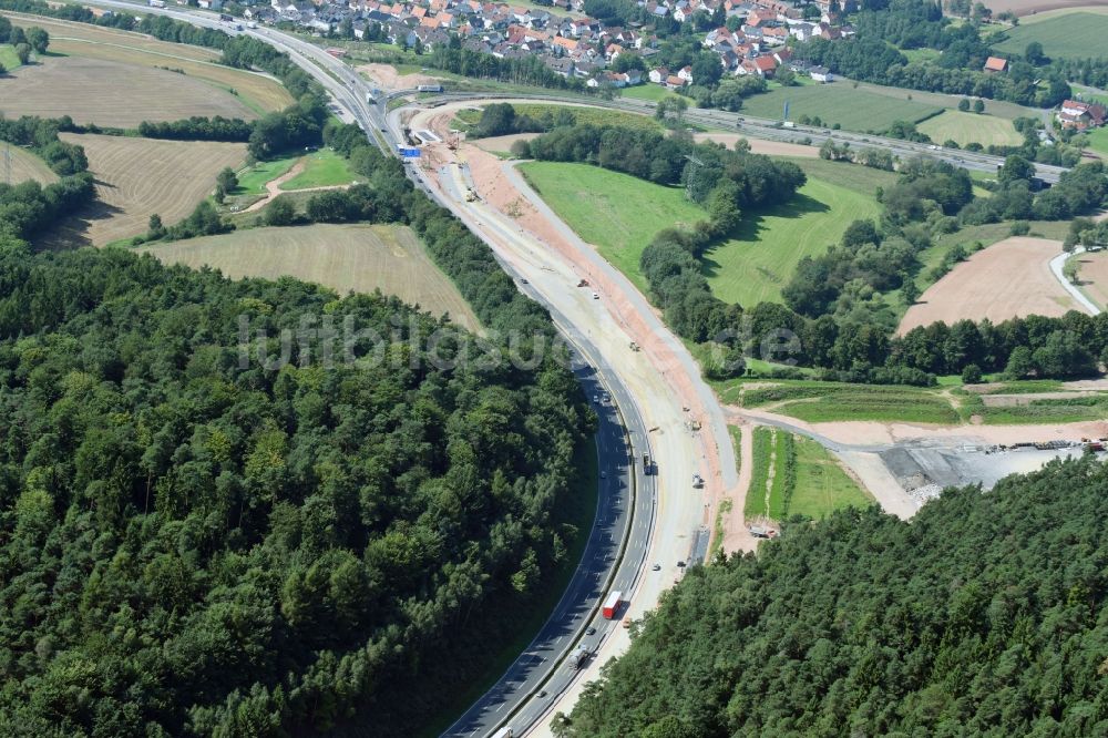 Kirchheim aus der Vogelperspektive: Baustelle an der Verkehrsführung am Autobahndreieck der BAB A7 in Kirchheim im Bundesland Hessen, Deutschland