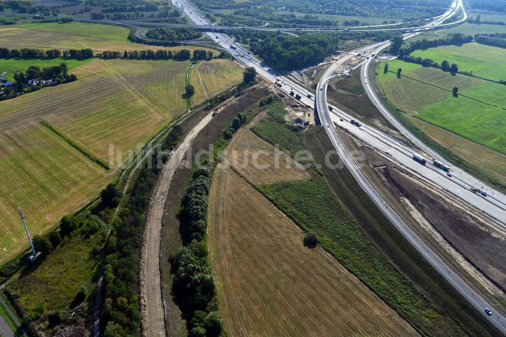 Leegebruch von oben - Baustelle an der Verkehrsführung am Autobahnkreuz der BAB A10 - A110 „ Kreuz Oranienburg „ in Leegebruch im Bundesland Brandenburg, Deutschland