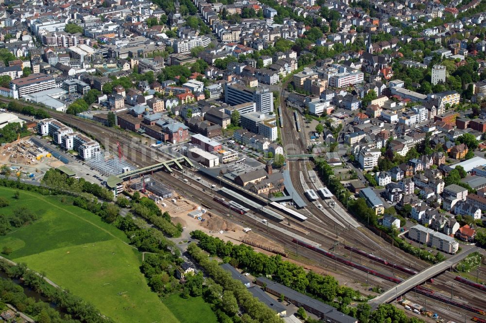 Luftaufnahme Gießen - Baustelle Wohngebiet einer Mehrfamilienhaussiedlung am Bahnhof in Gießen im Bundesland Hessen, Deutschland