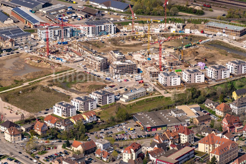 Luftbild Achern - Baustelle Wohngebiet einer Mehrfamilienhaussiedlung auf dem Glashüttenareal in Achern im Bundesland Baden-Württemberg, Deutschland