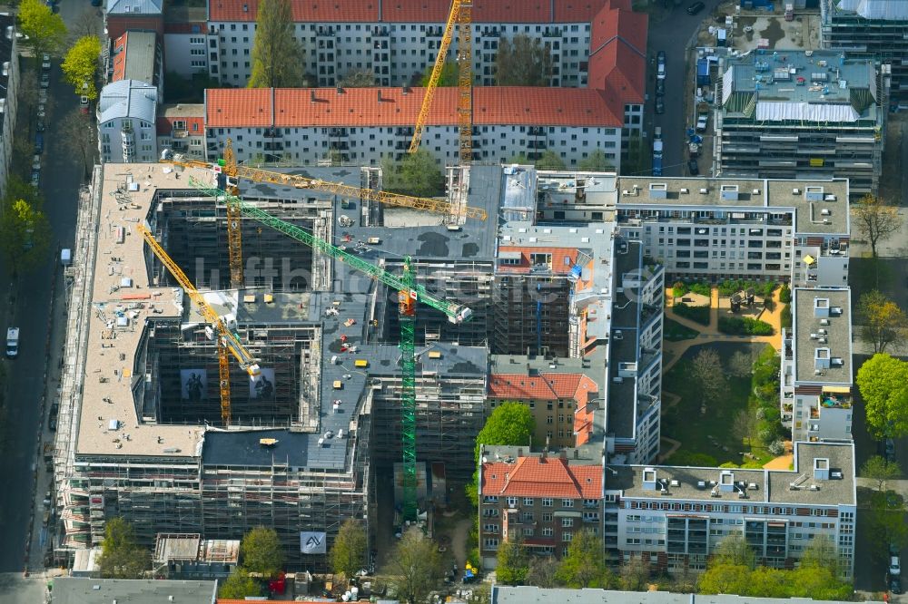Luftbild Berlin - Baustelle Wohngebiet einer Mehrfamilienhaussiedlung Harzer Straße - Bouchestraße - Mengerzeile im Ortsteil Neukölln in Berlin, Deutschland