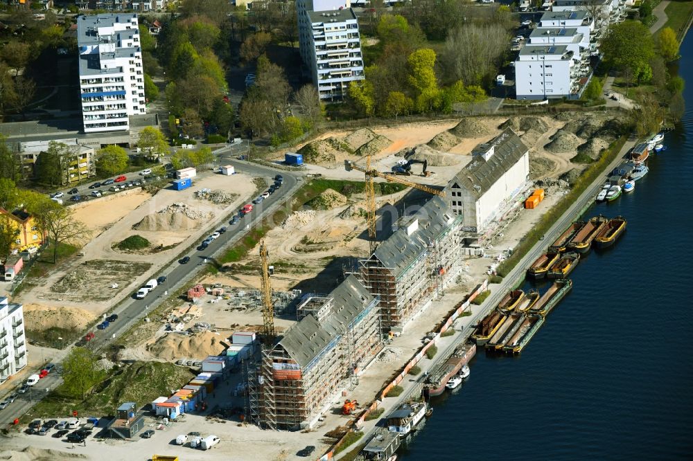 Luftbild Berlin - Baustelle Wohngebiet einer Mehrfamilienhaussiedlung Speicherballett - Havelkiesel im Stadtteil Hakenfelde in Berlin, Deutschland