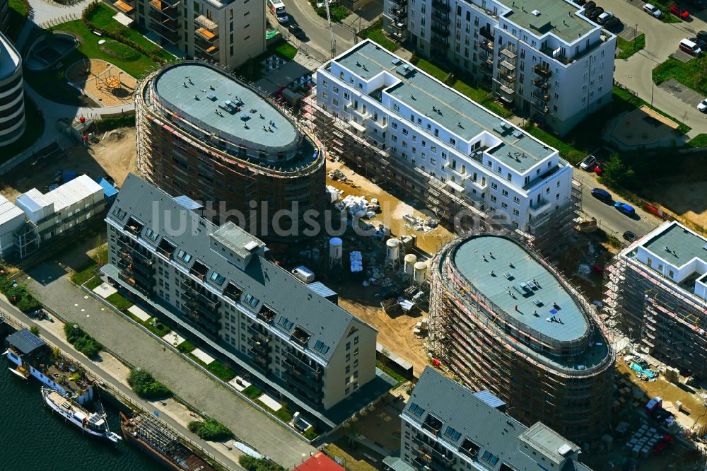 Luftaufnahme Berlin - Baustelle Wohngebiet einer Mehrfamilienhaussiedlung Speicherballett - Havelkiesel im Stadtteil Spandau Hakenfelde in Berlin, Deutschland