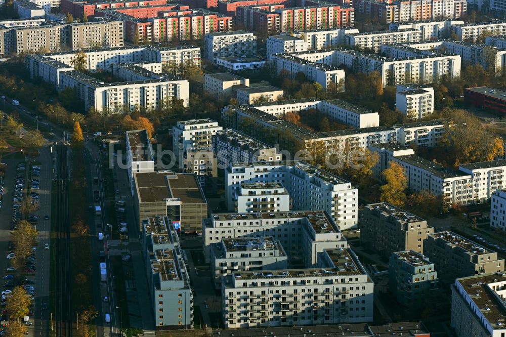 Luftaufnahme Berlin - Baustelle Wohngebiet einer Mehrfamilienhaussiedlung Stadtgut im Ortsteil Hellersdorf in Berlin, Deutschland