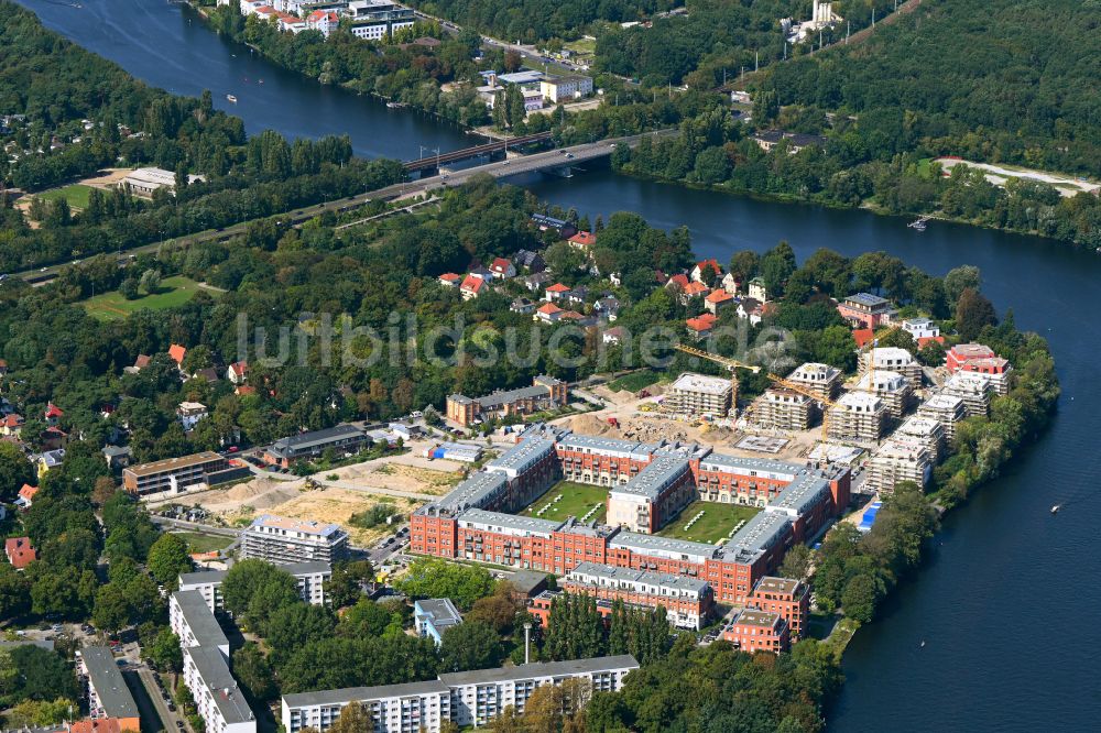 Luftaufnahme Berlin - Baustelle Wohngebiet einer Mehrfamilienhaussiedlung Wasserstadt Spindlersfeld im Ortsteil Köpenick in Berlin, Deutschland