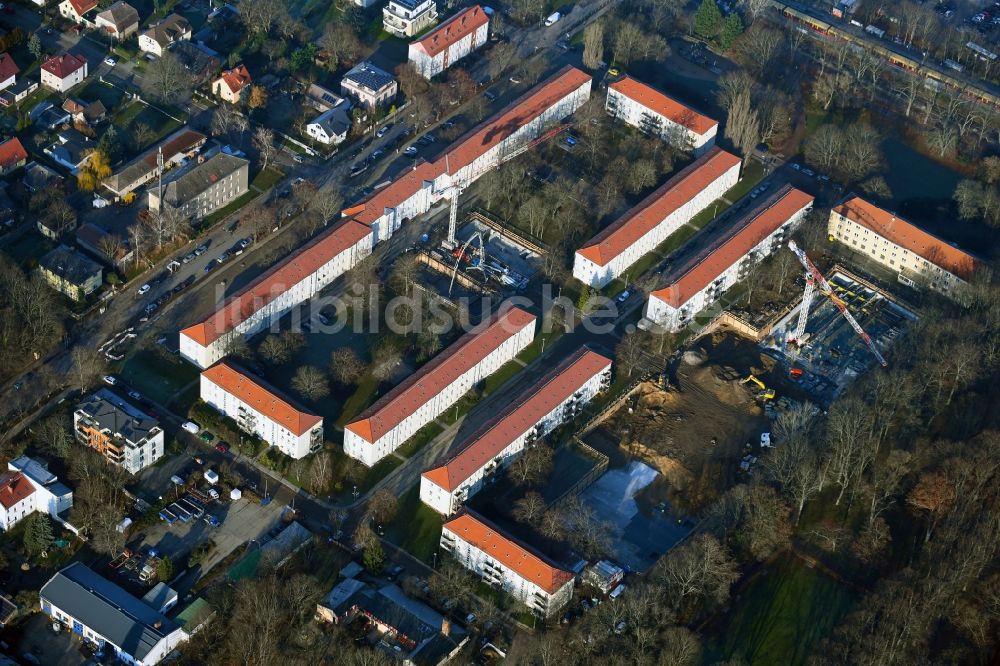 Luftaufnahme Berlin - Baustelle Wohngebiet einer Mehrfamilienhaussiedlung am Wildrosenweg im Ortsteil Biesdorf in Berlin, Deutschland