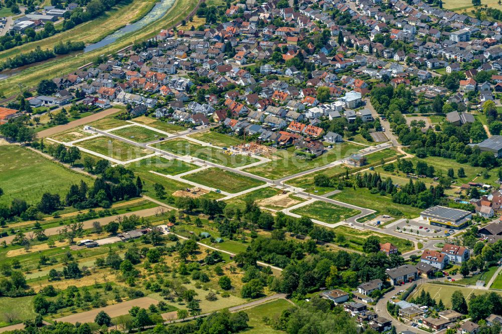 Luftaufnahme Bischweier - Baustelle eines Wohngebiets mit Einfamilienhäusern in Bischweier im Bundesland Baden-Württemberg, Deutschland