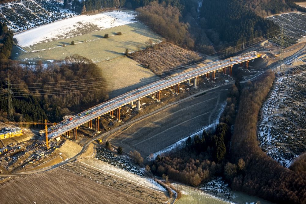 Luftaufnahme Bestwig Velmede - Baustelle zum Brückenneubau im Rahmen des Ausbaus der Autobahn BAB A46 bei Bestwig-Velmede im Bundesland Nordrhein-Westfalen